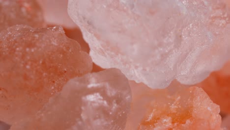 Himalaya-Rosa-Salz-Super-Makro-Aus-Nächster-Nähe.-Rosa-Himalaya-Salz-Ist-Vor-Allem-Aus-Marketingkosten-Bis-Zu-Zwanzigmal-Teurer-Als-Tafel--Oder-Meersalz.