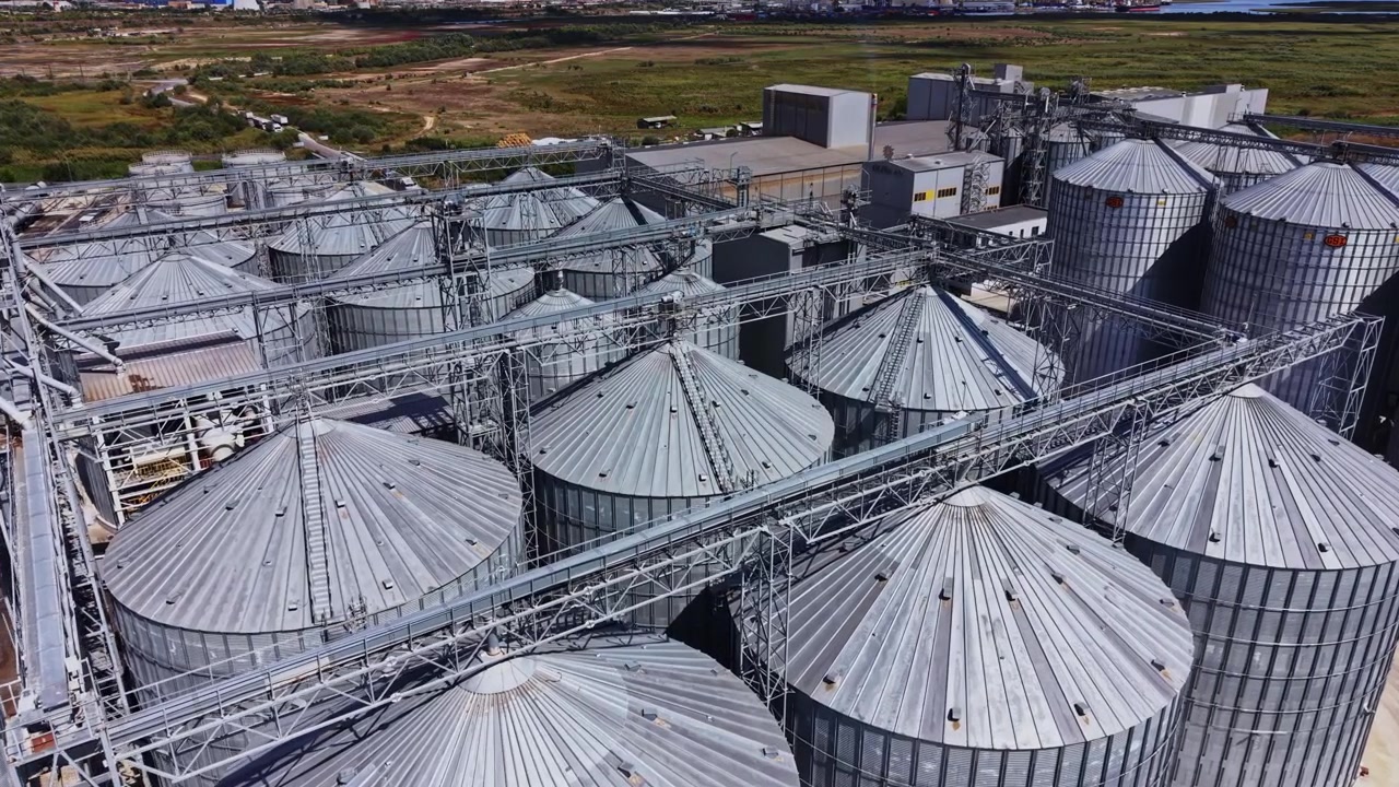 Instalação de armazenamento de grãos com silos em uma área industrial