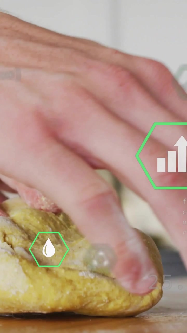 Mano di un uomo che impasta pasta gialla su un bancone dopo AR CO2=25