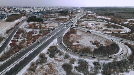 Concurrida-Encrucijada-De-La-Ciudad-Llena-De-Coches