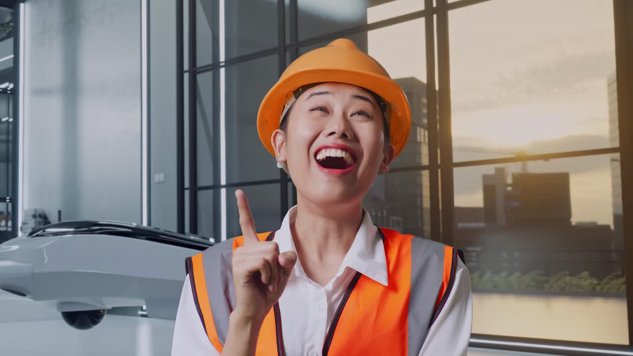 현대적 인 사무실 에서 행복 한 건설 노동자