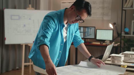 arquitecto que revisa los planos de construcción
