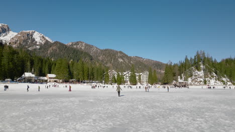 Luftaufnahmen-Zeigten-Viele-Menschen-über-Dem-Zugefrorenen-Pragser-Wildsee-Während-Eines-Urlaubs-In-Südtirol,-Dolomiten,-Italien