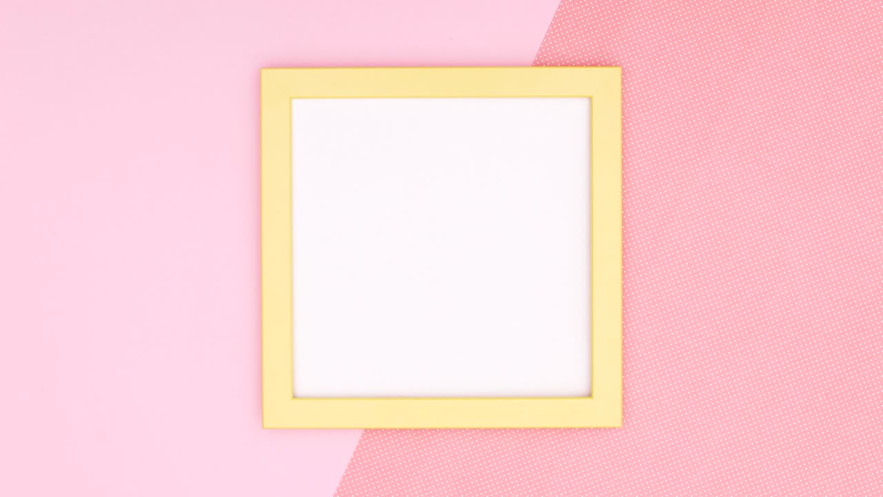 los productos de maquillaje aparecen en el marco amarillo.