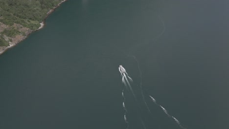 Toma-Circular-Aérea-Lenta-De-Un-Barco-De-Crucero-En-El-Fiordo-De-Geiranger,-Noruega