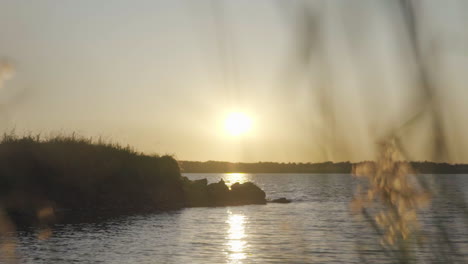 hermoso paisaje, puesta de sol en el río, vibraciones de verano