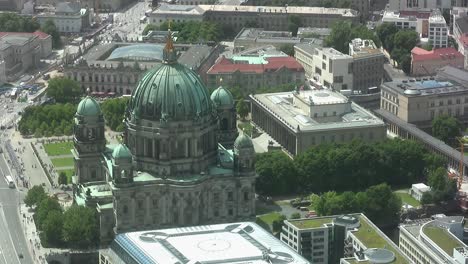 Vista-Aérea-Media-De-Berlín-Desde-La-Torre-De-Televisión-Con-Berliner-Dom,-Alemania