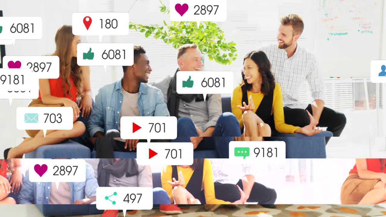 사무실에서 다양한 비즈니스 사람들에 대한 소셜 미디어 데이터 처리의 애니메이션