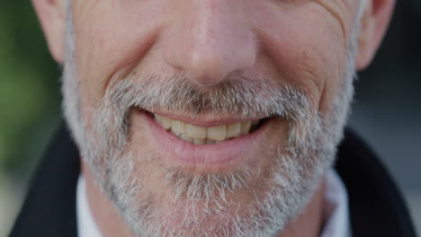 retrato de cerca de un hombre maduro sonriendo