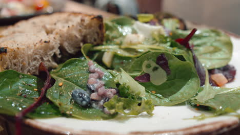 comiendo almuerzo en una cafetería con una mezcla de ensaladas frescas