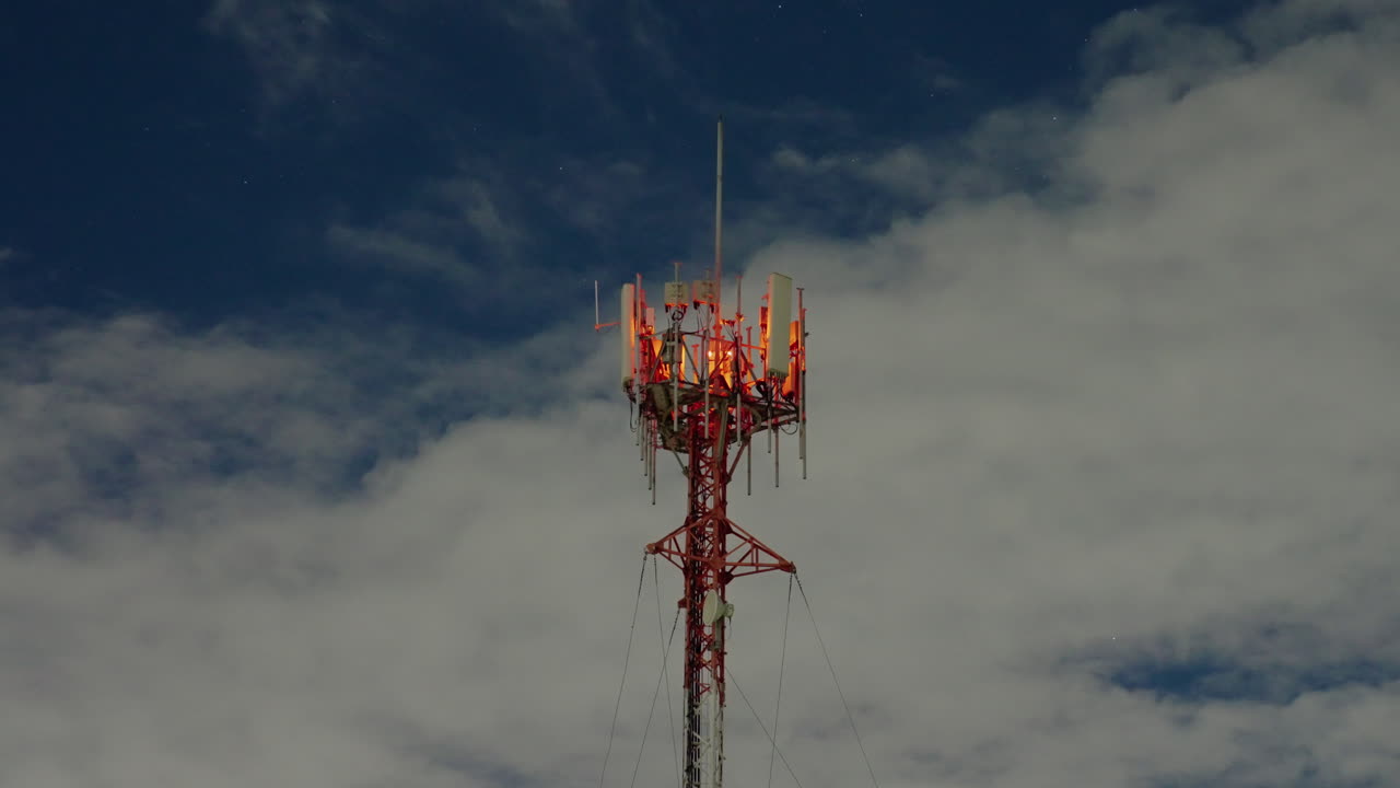 lapso de tiempo de la antena a través de las nubes en la noche con el cielo de estrellas