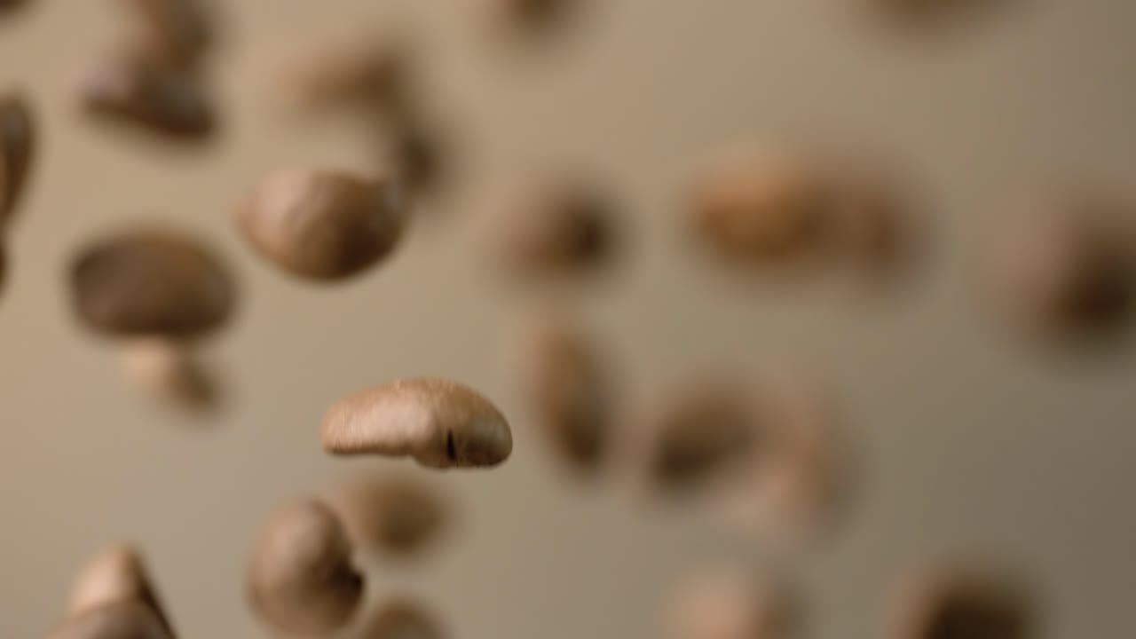 Chicchi di caffè che cadono in primo piano