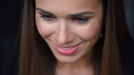 retrato de una mujer de negocios sonriente. mujer empresaria en primer plano mirando hacia abajo