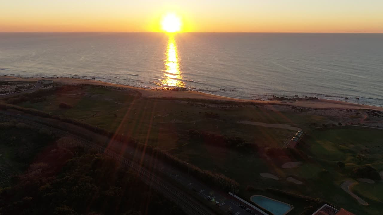 바다 위의 환상적인 자연적인 큰 일몰. 저녁, 황혼. 4k