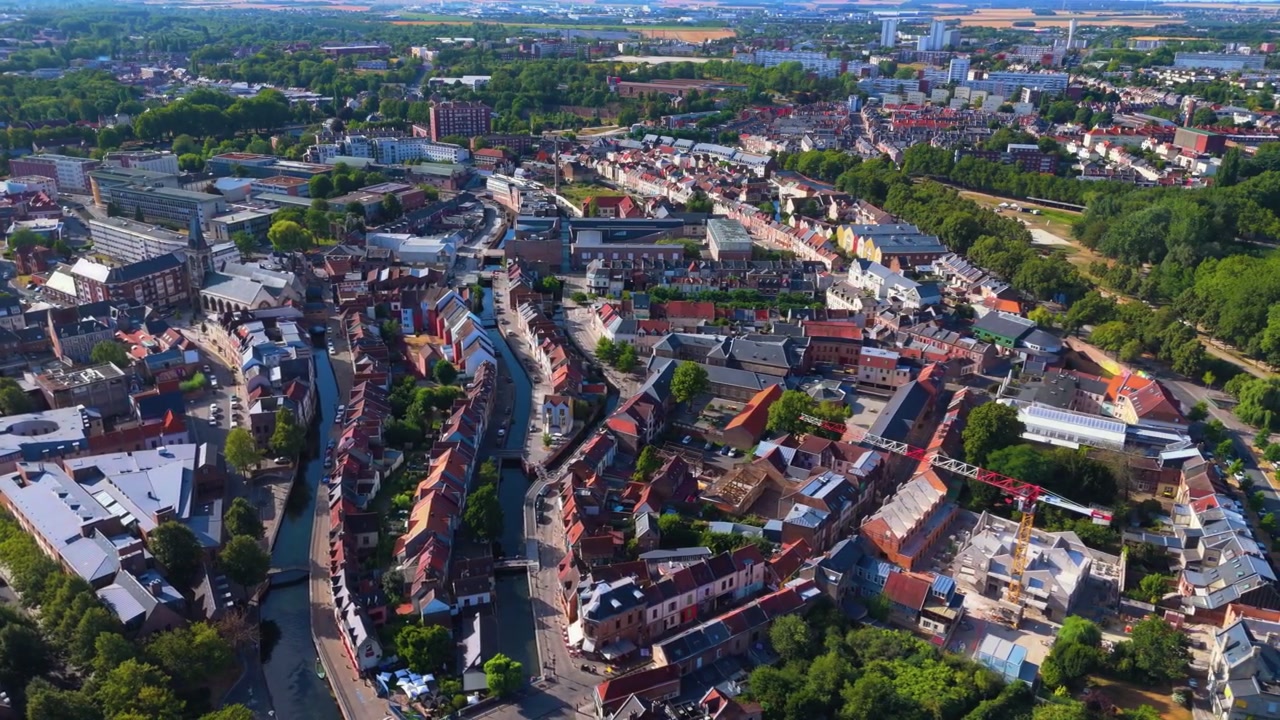 Amiens er en historisk nordfransk by, der gennemskæres af floden Somme, berømt for sine flydende haver, murstensarkitektur, livlige kvarterer og en rig middelalderlig, industriel og litterær arv