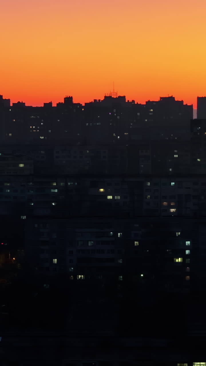 Vista aérea con dron de Chisinau, Moldavia, al atardecer. Vertical