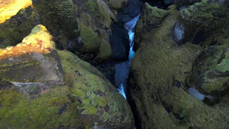 fjaðrárgljúfur cañón impresionante vista aérea dinámica