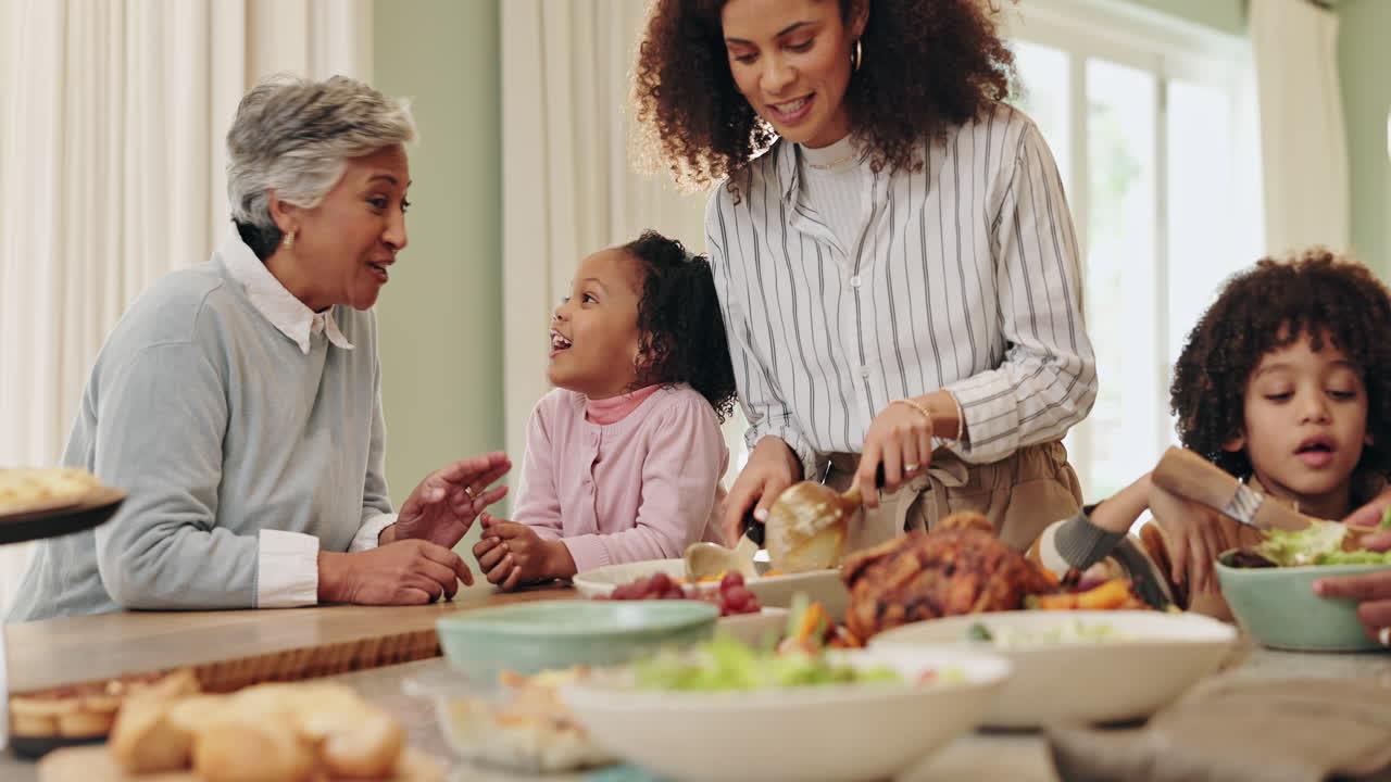 가족 들 이 함께 저녁 식사 를 즐기는 것