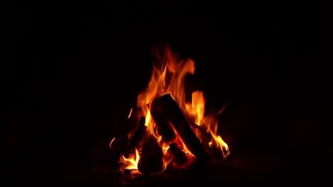 un gran fuego de madera con llamas