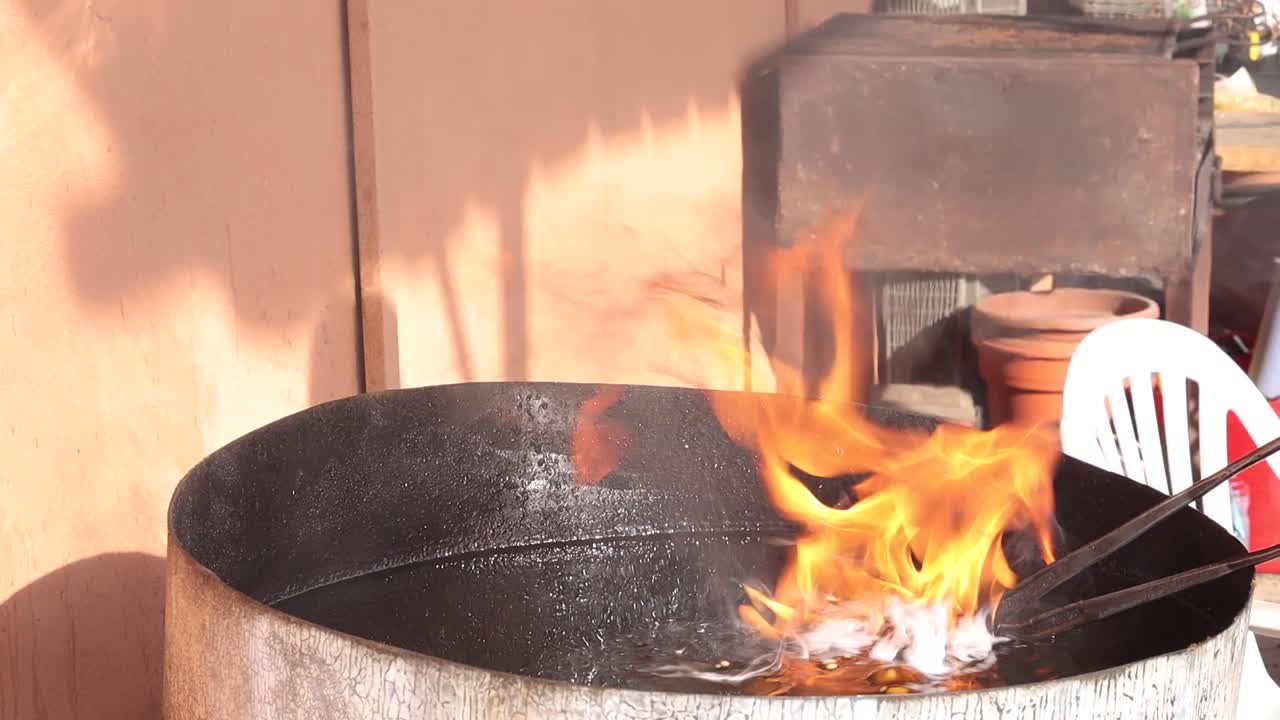 도공이 뜨거운 불타는 금속 바이킹 도끼를 물에 넣고