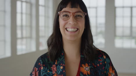 Retrato-De-Una-Joven-Mujer-Elegante-Caucásica-Riendo-Alegre-Usando-Gafas-Divertidas-Disfrutando-Del-Estilo-De-Vida-En-El-Apartamento