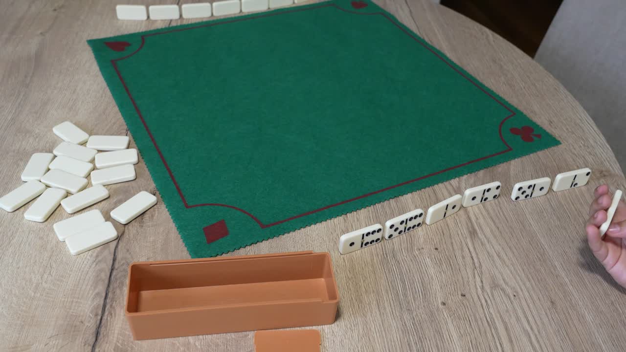 Jogando dominó em uma mesa de madeira