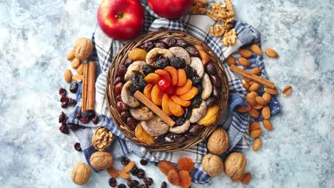 composición de frutos secos y nueces en un pequeño cuenco de mimbre colocado sobre una mesa de piedra