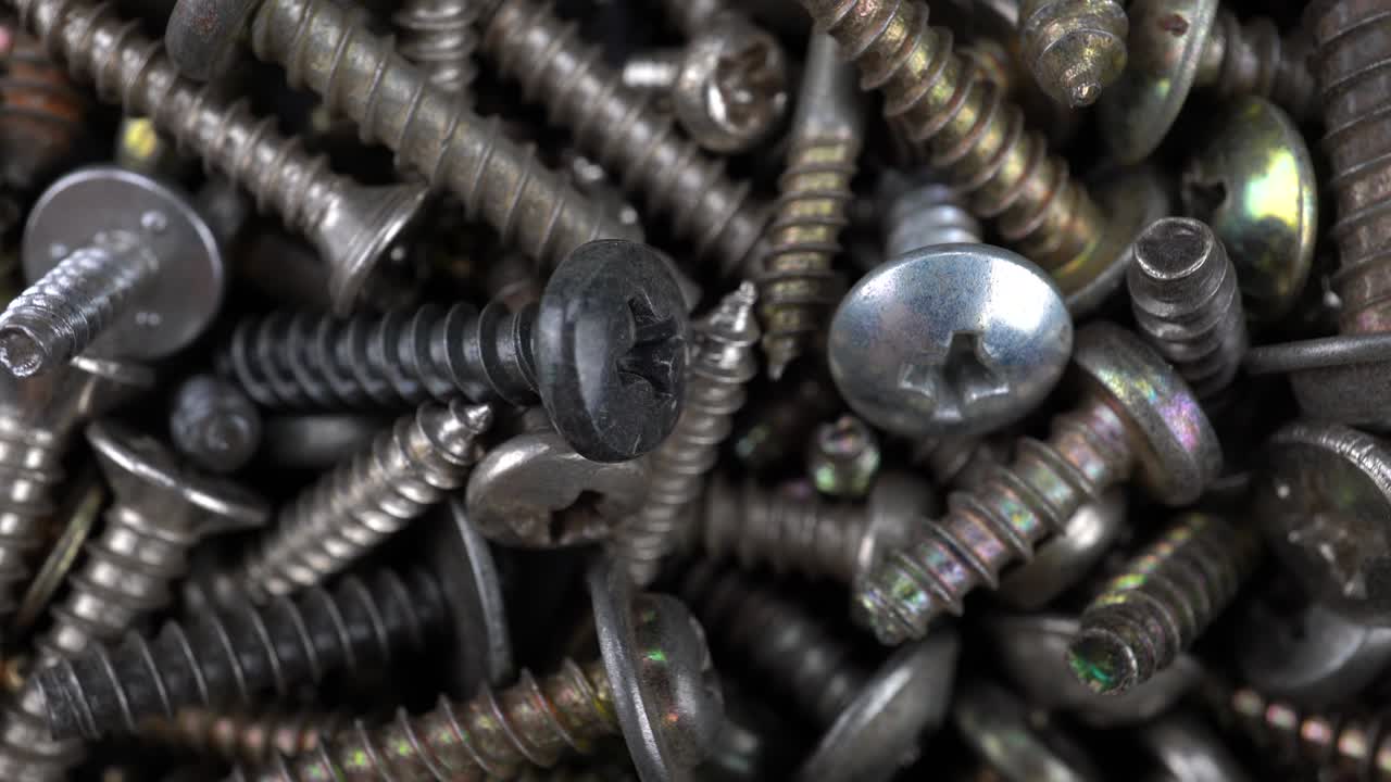 tornillos oxidados de metal