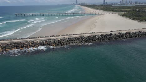 Der-Spit-Dog-Strand,-Der-Angelsteg-Und-Die-Ufermauer-Im-Sommer---Sandumgehungspumpsteg-In-Gold-Coast,-Australien