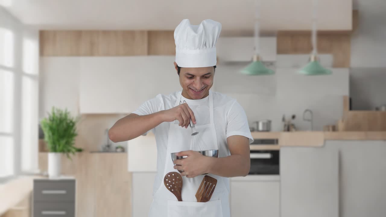 feliz chef profesional indio golpeando la harina