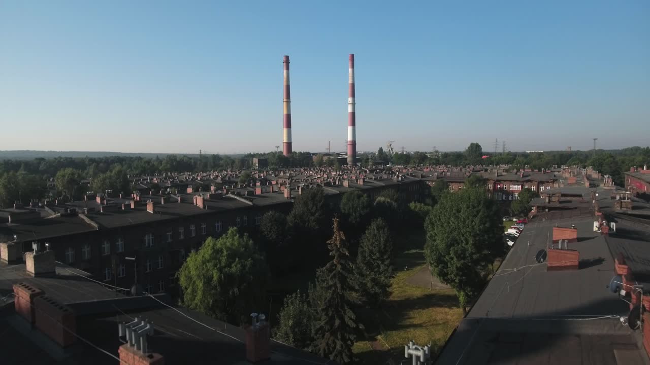 은 벽돌로 된 역사적인 노동자 정착촌, 푸른 공원과 주차장에 있는 자동차, 은 여름날, 4k 드론 촬영