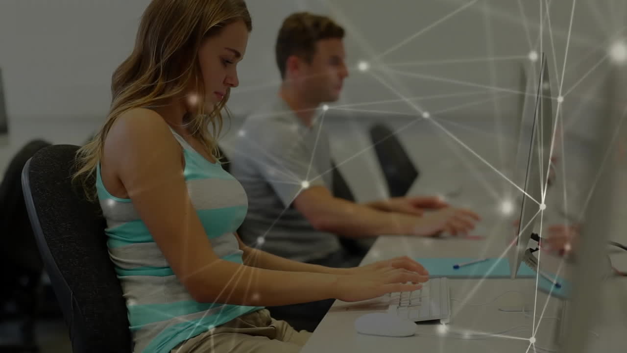 animación de conexiones de red sobre estudiantes que escriben en computadoras en el aula