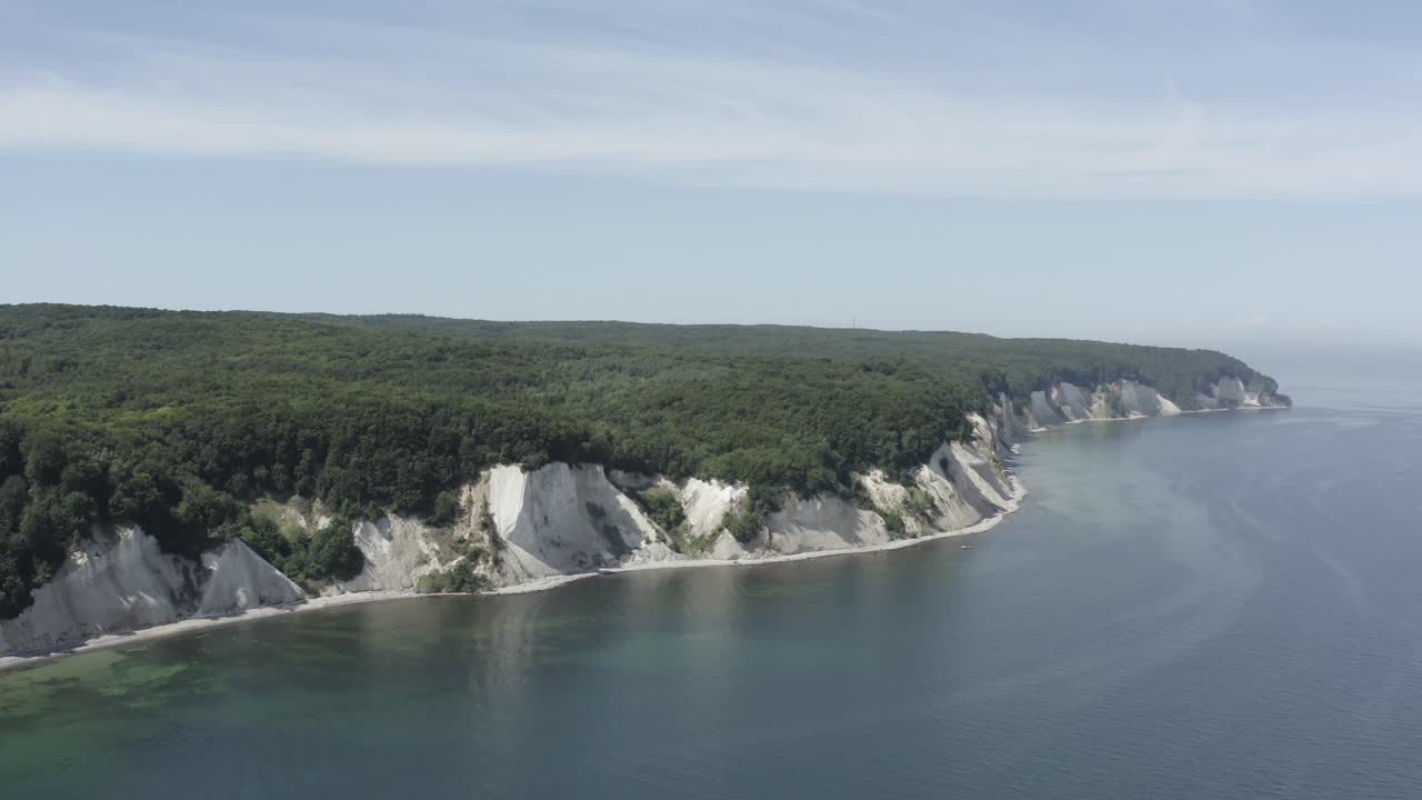 воздушный снимок с беспилотника меловых скал на рюген-рюген в германии в красивом свете с зеленой и голубой морской водой, европа