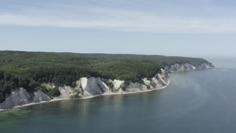 toma aérea de drones de los acantilados de tiza en ruegen rügen en alemania en una hermosa luz con agua de mar verde y azul, europa