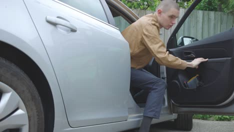 Der-Junge-Kaukasier-öffnet-Die-Tür-Und-Lässt-Sein-Graues-Auto-Auf-Dem-Parkplatz-Stehen