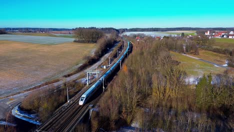 Zugfahrt-Durch-Frostige-Landschaft-Bei-Sonnigem-Himmel