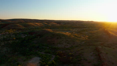 Sobrevuelo-Escénico-De-Drones-Sobre-El-Desierto-De-Simpson-Con-La-Sombra-De-La-Tarde-Del-Sol-Brillante-En-El-Horizonte,-4k