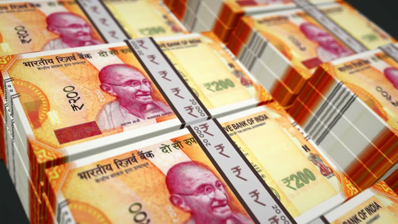 인도 루피 지폐는 완벽한 루프로 포장되어 있습니다.