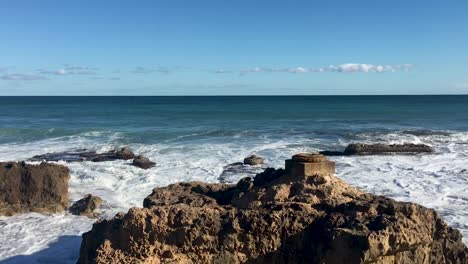 Olas-Rompiendo-En-Antiguas-Ruinas-Romanas-Junto-Al-Mar