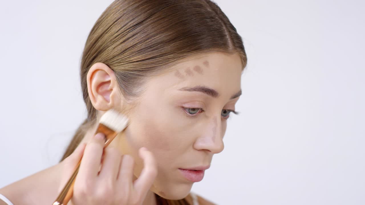 hermosa mujer mezclando contorno