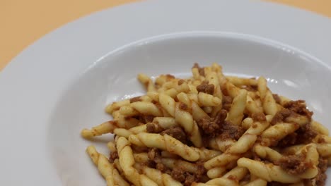 trofie, pasta italiana con salsa boloñesa