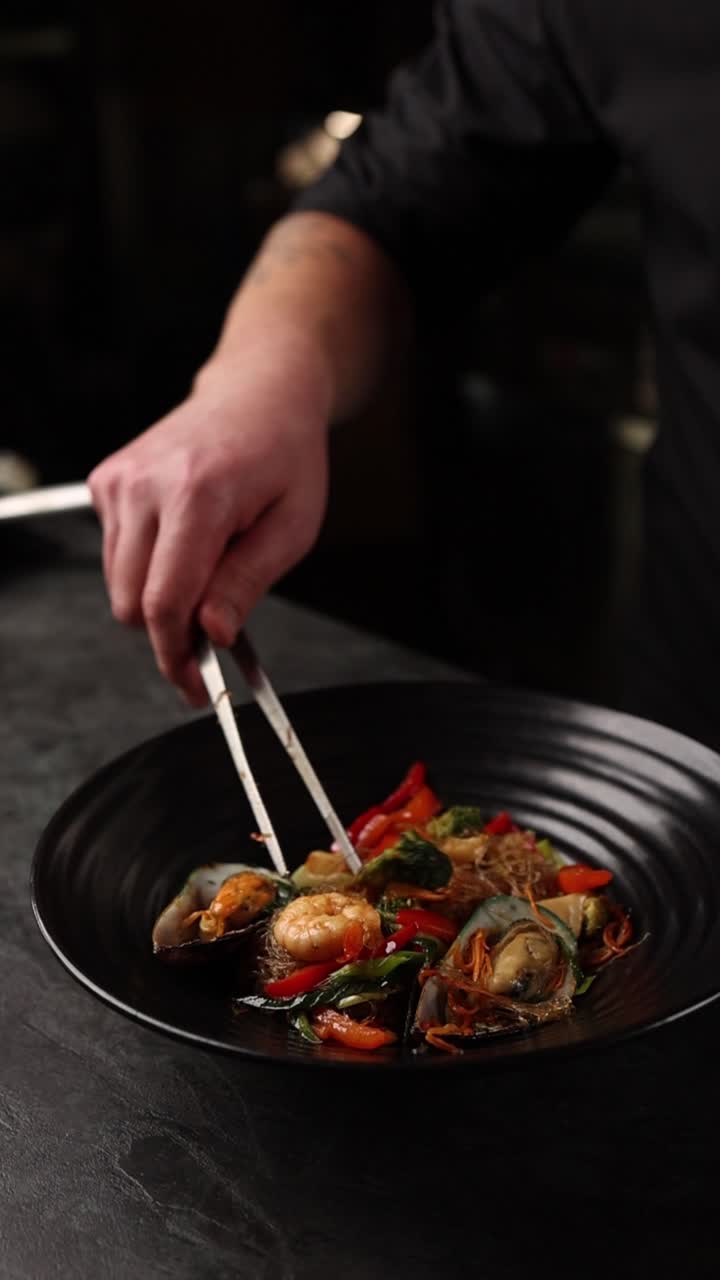 chef che prepara deliziosi tagliatelle di frutti di mare