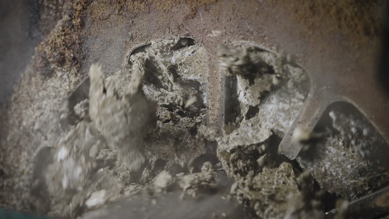 la prensa produce aceite de girasol y pasteles. las semillas de girasole son materias primas.