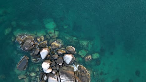 Vista-De-Arriba-Hacia-Abajo-De-Las-Rocas-En-El-Océano---En-Aumento