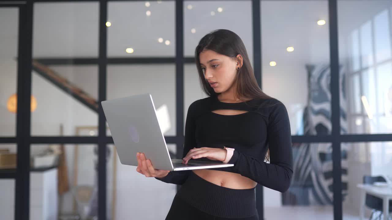mujer trabajando en una computadora portátil