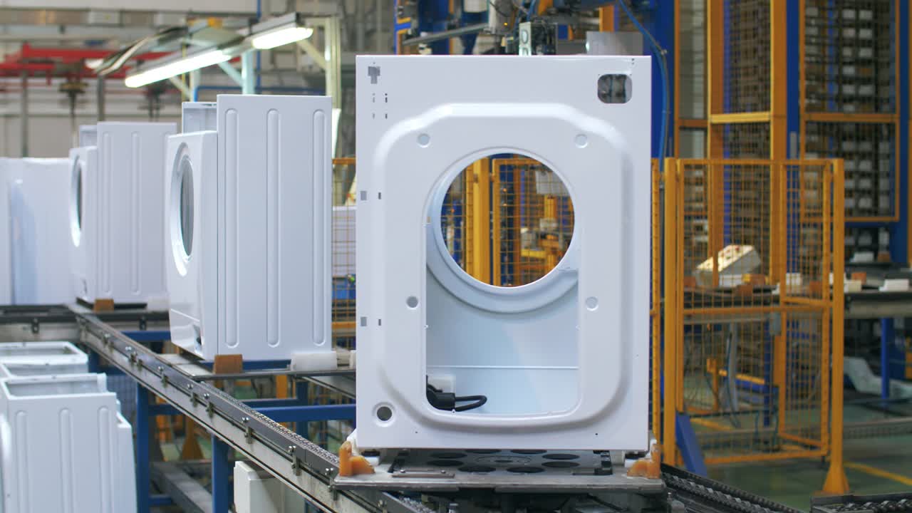 산업 공장 에서 생산 컨베이어 에서 움직이는  ⁇ 색 세탁기 바디