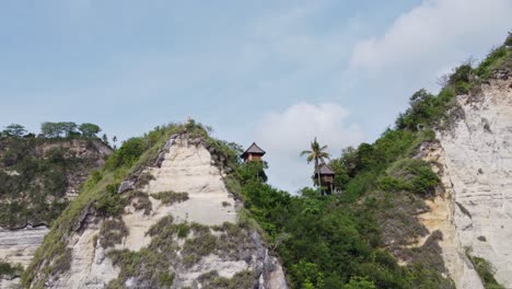 Malerische-Baumhaushütten-Auf-Tropischen,-Hoch-Aufragenden-Meeresklippen,-Nusa-Penida