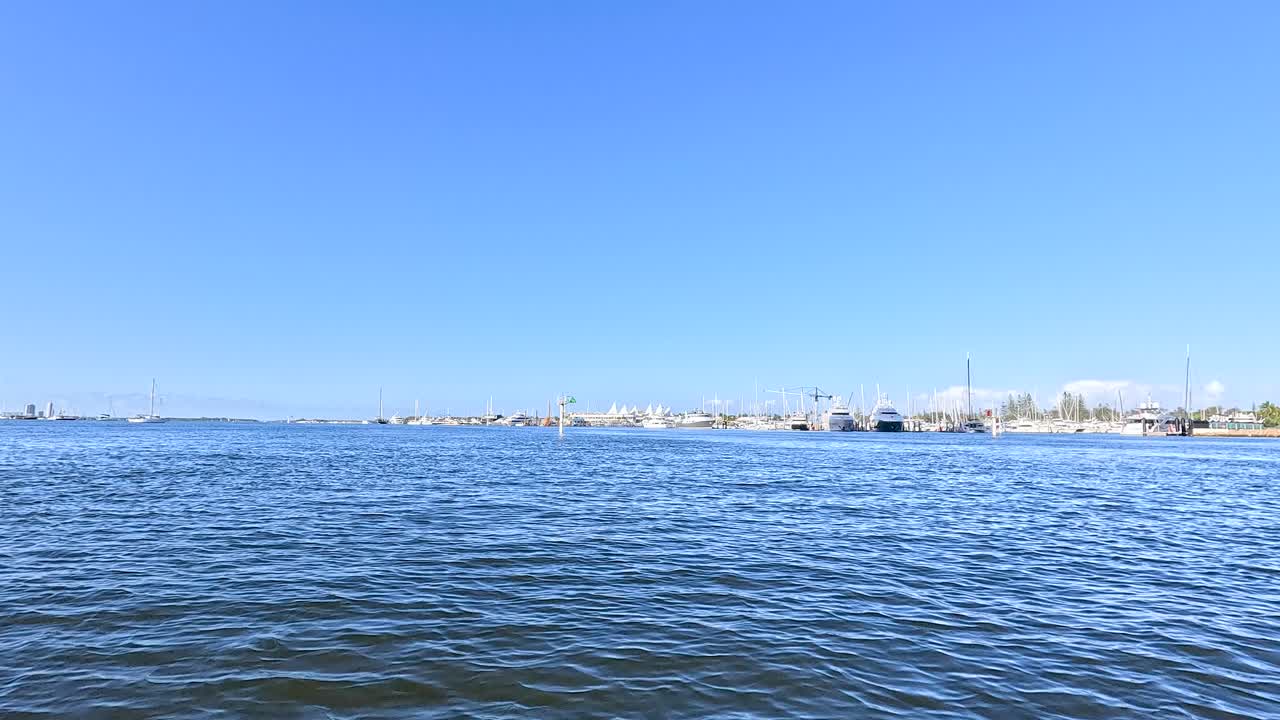 골드 코스트 수로를 가로질러 경치 좋은 보트 타기