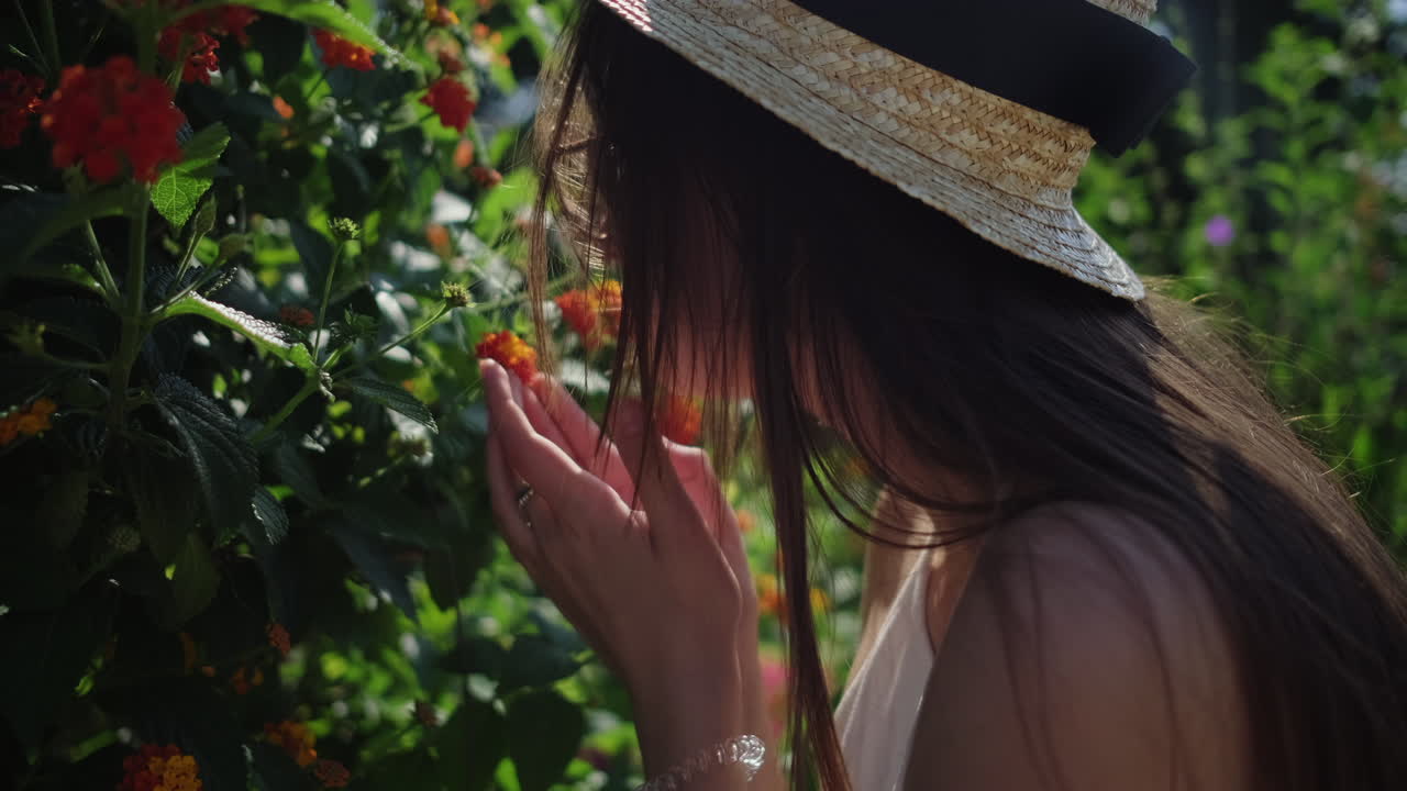 정원에서 꽃을 즐기는 여자