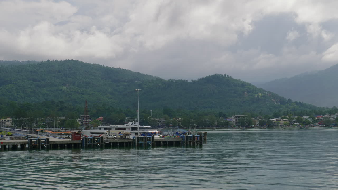 koh samui tailandia en un día nublado nublado, vista desde el ferry que se aleja